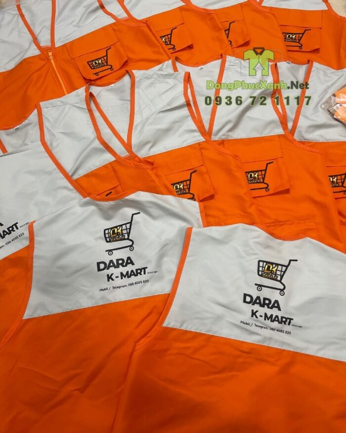 Áo gile nhân viên màu cam năng động, in logo Dara K-Mart.