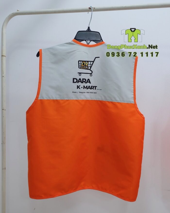 Áo gile nhân viên màu cam năng động, in logo Dara K-Mart.
