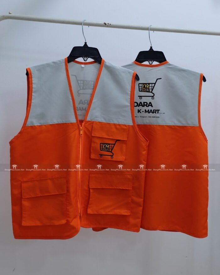 Áo gile nhân viên màu cam năng động, in logo Dara K-Mart.