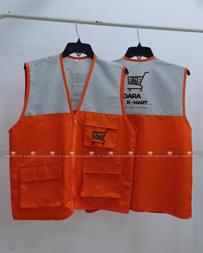 Áo gile nhân viên in logo Dara K-Mart.(5) Áo gile nhân viên màu cam năng động, in logo Dara K-Mart.