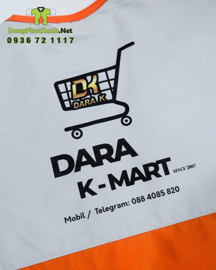 Áo gile nhân viên màu cam năng động, in logo Dara K-Mart.