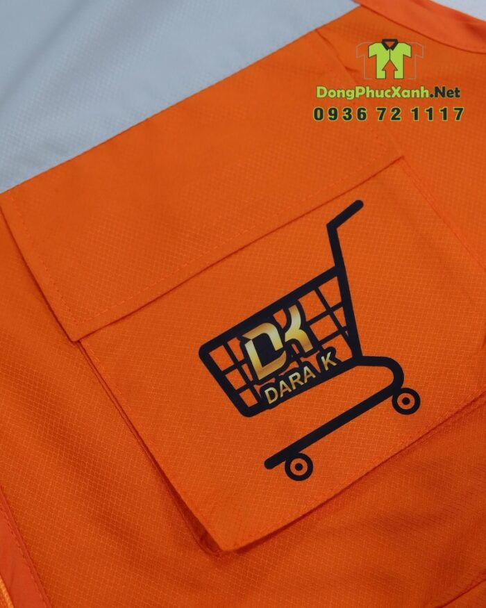 Áo gile nhân viên màu cam năng động, in logo Dara K-Mart.