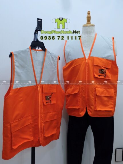 Áo gile nhân viên màu cam năng động, in logo Dara K-Mart.