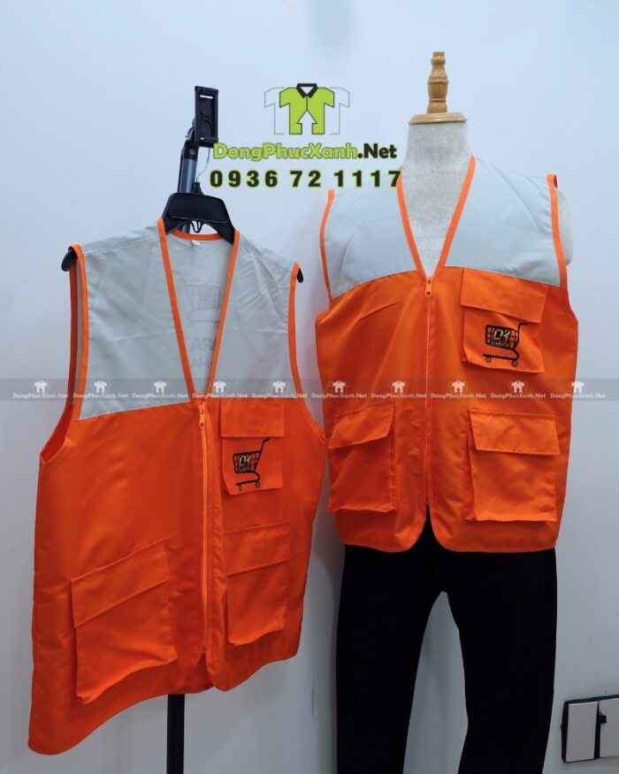 Áo gile nhân viên màu cam năng động, in logo Dara K-Mart.