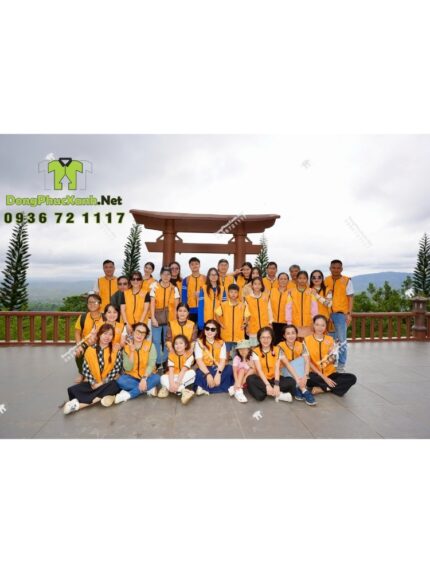 Áo gile đồng phục màu vàng dành cho các nhóm thiện nguyện, in logo NT Family.