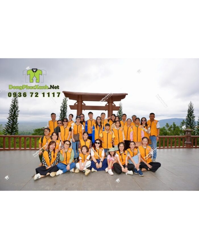 Áo gile đồng phục màu vàng dành cho các nhóm thiện nguyện, in logo NT Family.