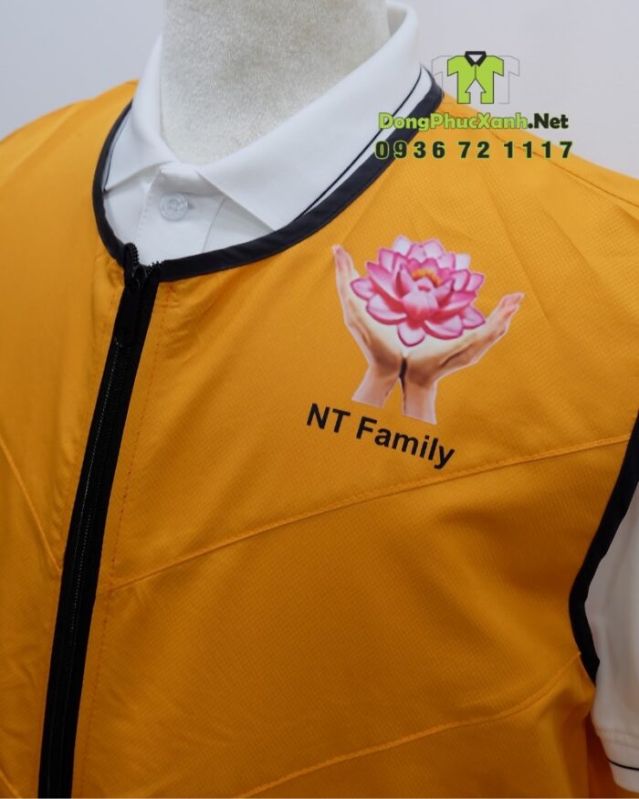 Áo gile đồng phục màu vàng dành cho các nhóm thiện nguyện, in logo NT Family.
