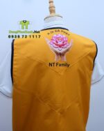 Áo gile đồng phục màu vàng dành cho các nhóm thiện nguyện, in logo NT Family.