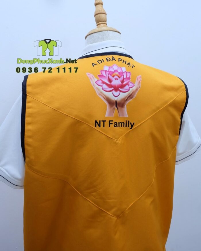 Áo gile đồng phục màu vàng dành cho các nhóm thiện nguyện, in logo NT Family.