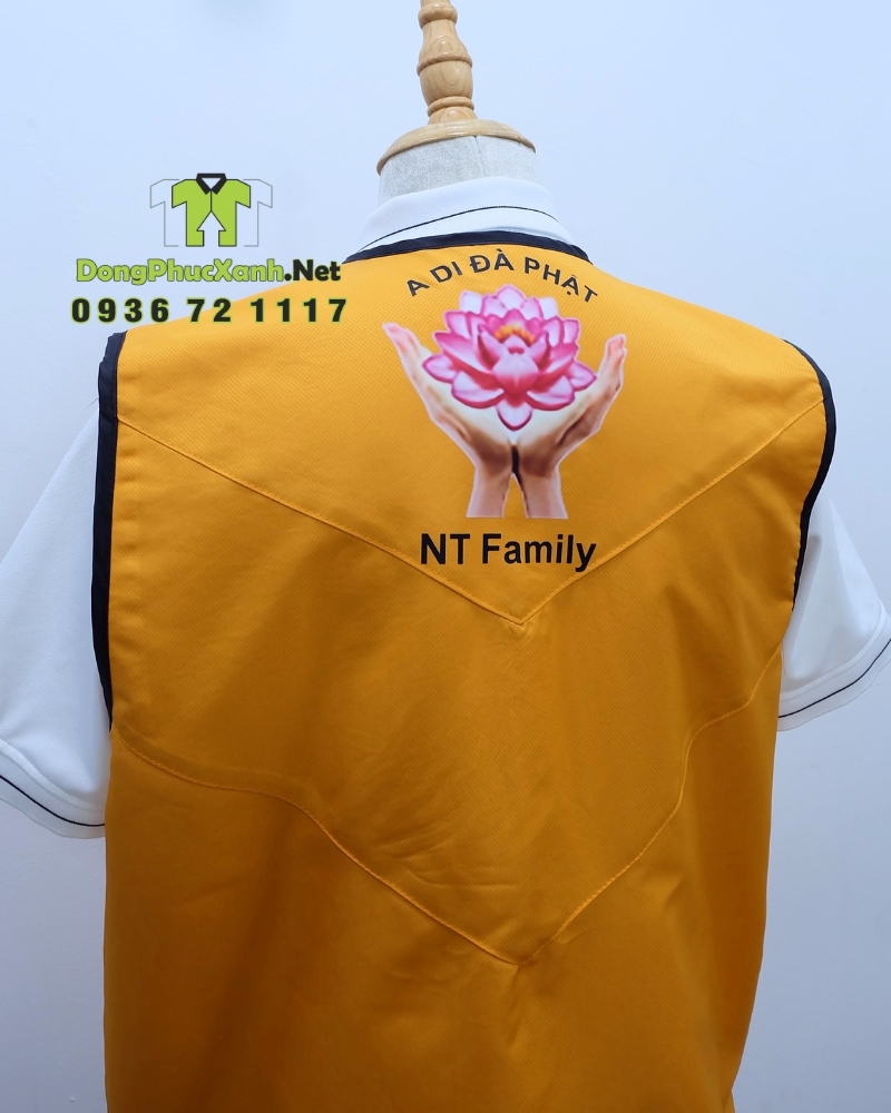 Áo gile đồng phục dành cho các nhóm thiện nguyện in logo NT Family.(4) Áo gile đồng phục màu vàng dành cho các nhóm thiện nguyện, in logo NT Family.