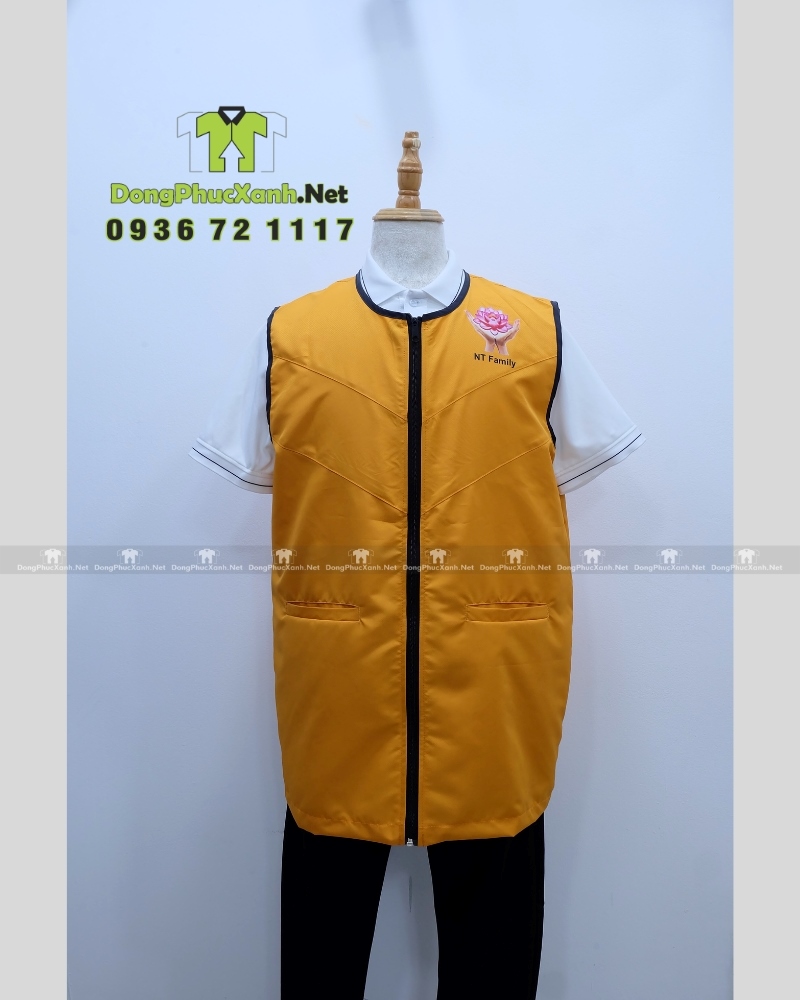 Áo gile đồng phục dành cho các nhóm thiện nguyện in logo NT Family.(6) Áo gile đồng phục màu vàng dành cho các nhóm thiện nguyện, in logo NT Family.