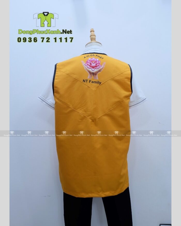 Áo gile đồng phục màu vàng dành cho các nhóm thiện nguyện, in logo NT Family.