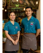Áo sơ mi đồng phục cho nhân viên phục vụ màu xanh biển bắt mắt, in logo Hoa Biển.
