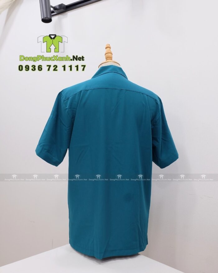 Áo sơ mi đồng phục cho nhân viên phục vụ màu xanh biển bắt mắt, in logo Hoa Biển.