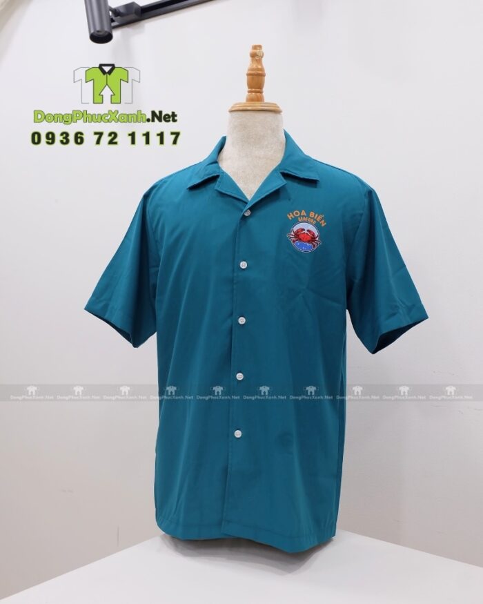 Áo sơ mi đồng phục cho nhân viên phục vụ màu xanh biển bắt mắt, in logo Hoa Biển.