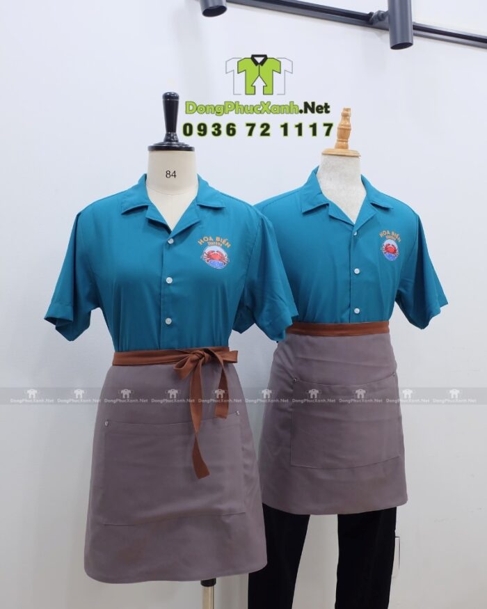 Áo sơ mi đồng phục cho nhân viên phục vụ màu xanh biển bắt mắt, in logo Hoa Biển.