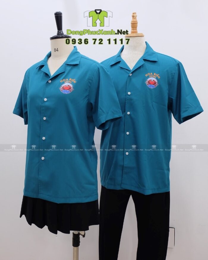 Áo sơ mi đồng phục cho nhân viên phục vụ màu xanh biển bắt mắt, in logo Hoa Biển.