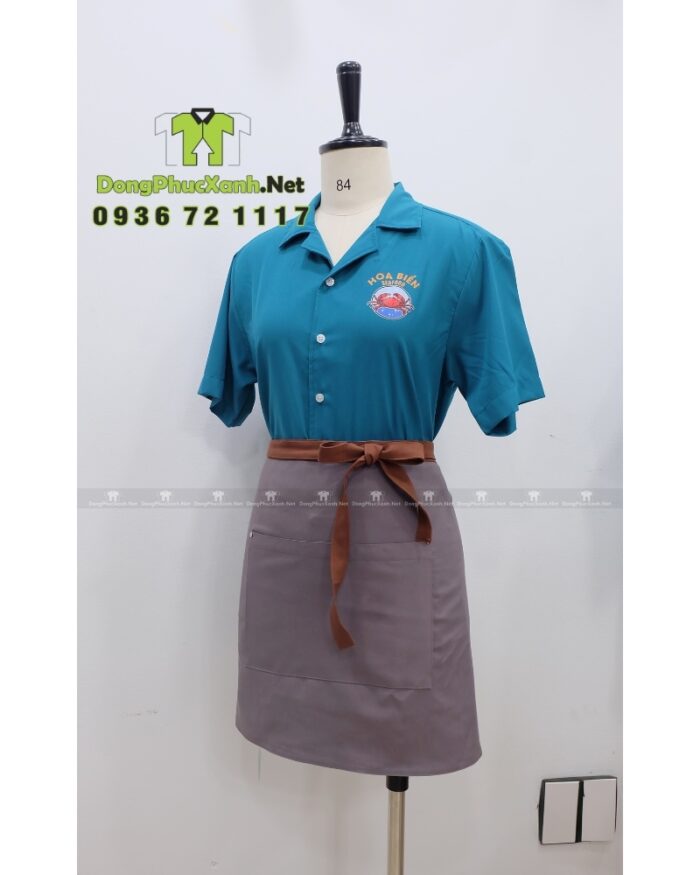 Áo sơ mi đồng phục cho nhân viên phục vụ màu xanh biển bắt mắt, in logo Hoa Biển.
