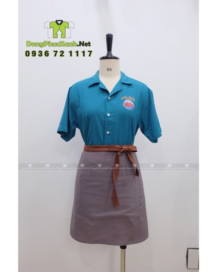 Áo sơ mi đồng phục cho nhân viên phục vụ màu xanh biển bắt mắt, in logo Hoa Biển.