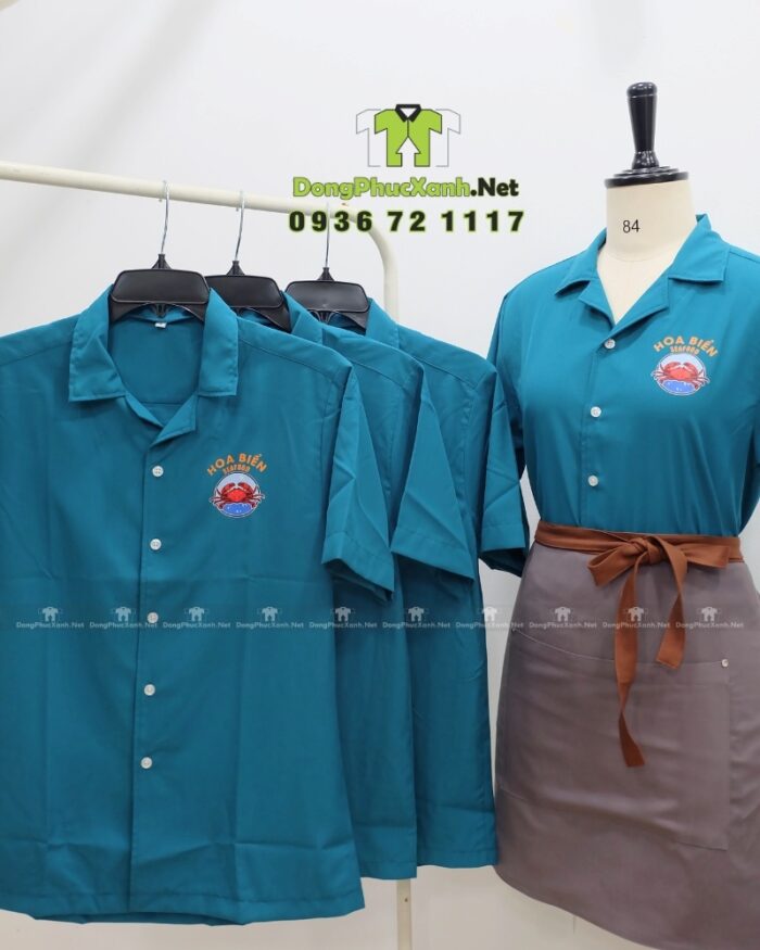 Áo sơ mi đồng phục cho nhân viên phục vụ màu xanh biển bắt mắt, in logo Hoa Biển.
