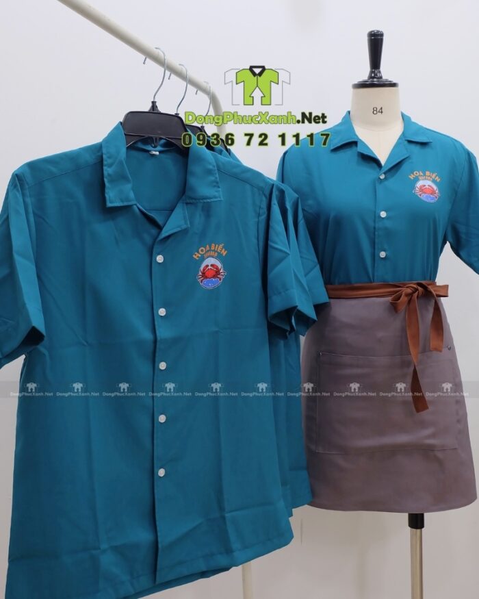 Áo sơ mi đồng phục cho nhân viên phục vụ màu xanh biển bắt mắt, in logo Hoa Biển.