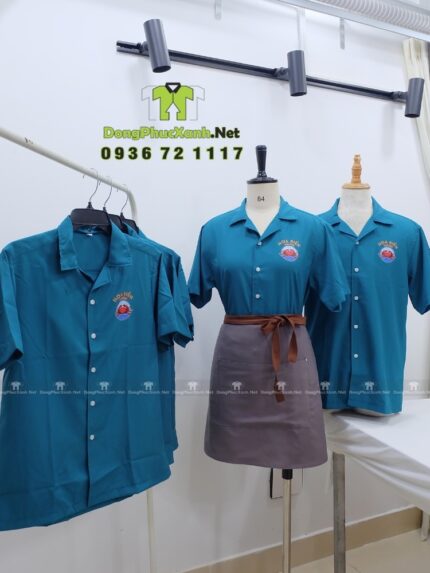 Áo sơ mi đồng phục cho nhân viên phục vụ màu xanh biển bắt mắt, in logo Hoa Biển.