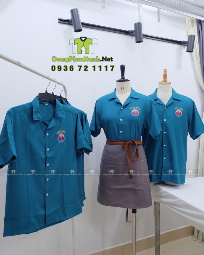 Áo sơ mi đồng phục cho nhân viên phục vụ màu xanh biển bắt mắt, in logo Hoa Biển.