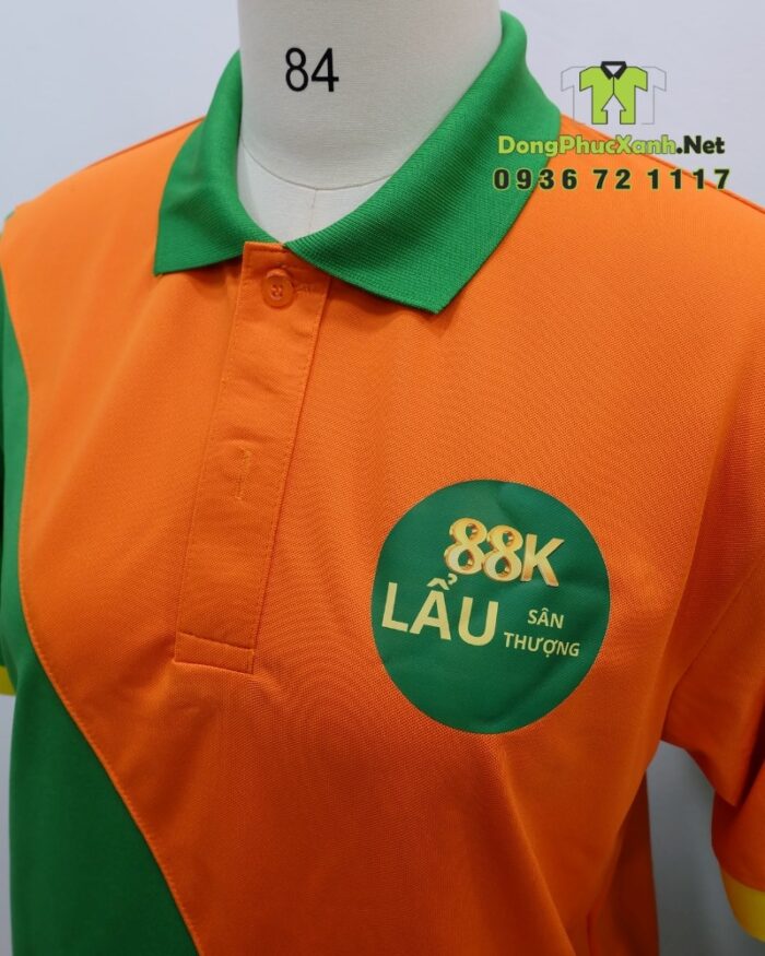 Áo thun đồng phục dành cho nhân viên quán ăn thiết kế năng động, in logo Lẩu Sân Thượng 88K