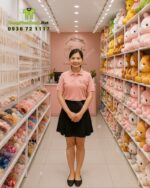 Áo thun đồng phục màu hồng dễ thương dành cho nhân viên bán hàng, in logo Ty Na Store.