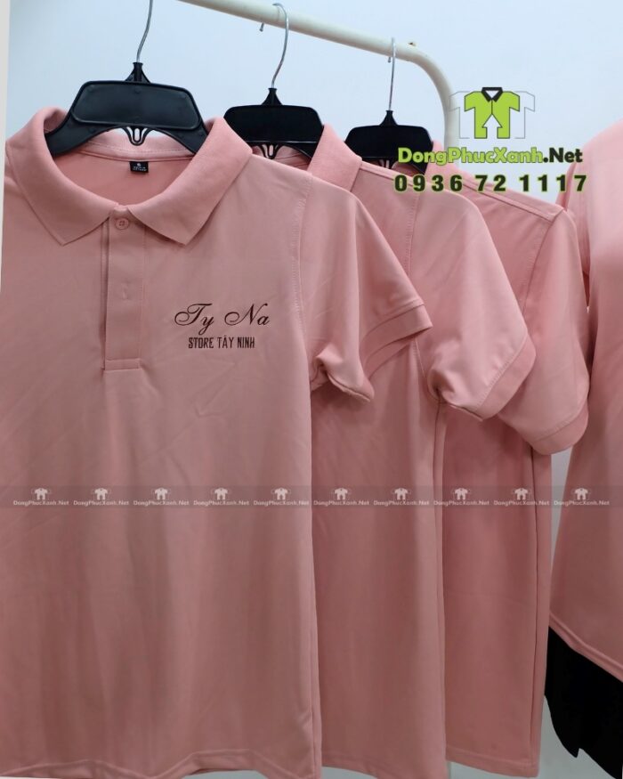 Áo thun đồng phục màu hồng dễ thương dành cho nhân viên bán hàng, in logo Ty Na Store.