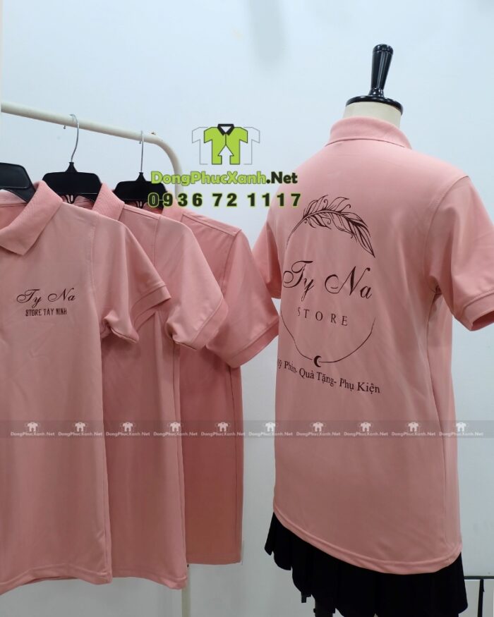 Áo thun đồng phục màu hồng dễ thương dành cho nhân viên bán hàng, in logo Ty Na Store.