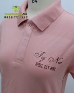 Áo thun đồng phục màu hồng dễ thương dành cho nhân viên bán hàng, in logo Ty Na Store.