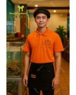 Áo thun đồng phục nhân viên quán ăn màu cam năng động, in logo Ốc Tiêu Vinwonder.