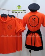Áo thun đồng phục nhân viên quán ăn màu cam năng động, in logo Ốc Tiêu Vinwonder.