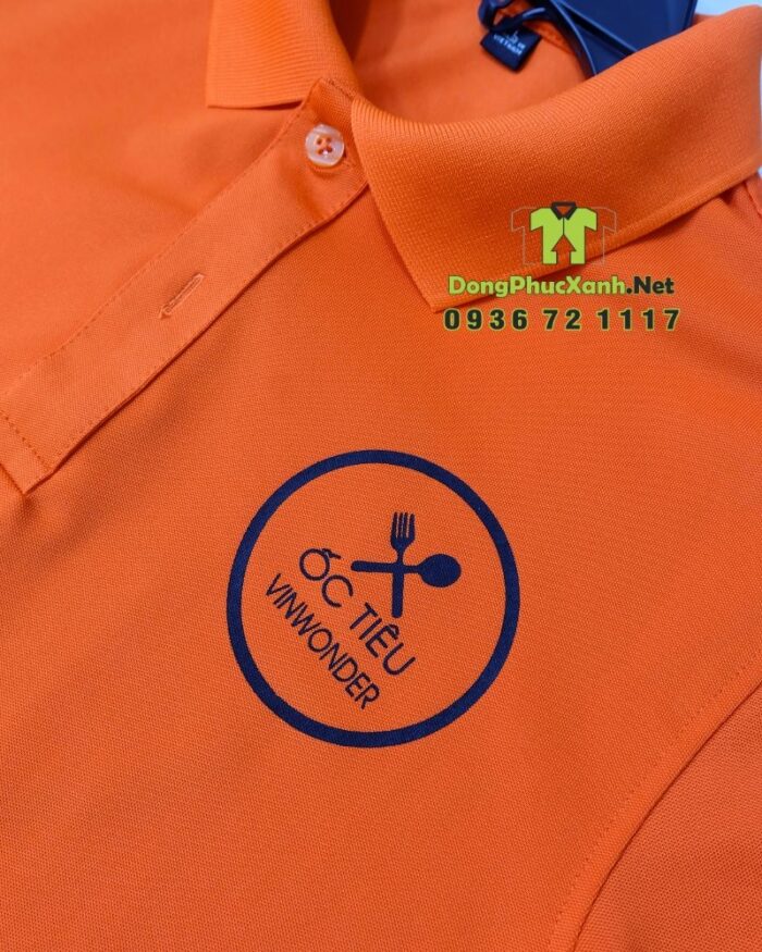 Áo thun đồng phục nhân viên quán ăn màu cam năng động, in logo Ốc Tiêu Vinwonder.