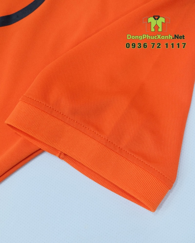 Áo thun đồng phục nhân viên quán ăn in logo Ốc Tiêu Vinwonder. Áo thun đồng phục nhân viên quán ăn màu cam năng động, in logo Ốc Tiêu Vinwonder.