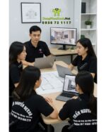 Áo đồng phục nhân viên màu đen đơn giản, in logo Trần Nguyên Decor.