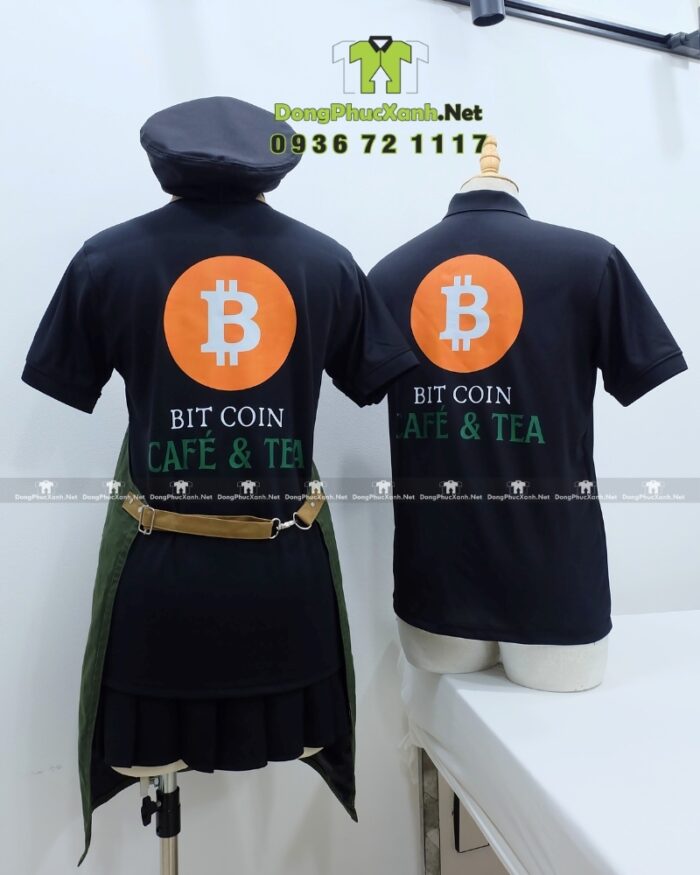 Bộ đồng phục quán cafe gồm áo thun đen có logo Bitcoin và tạp dề màu xanh rêu in logo Bit Coin Cafe & Tea.
