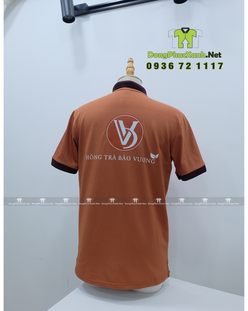 Bộ đồng phục nhân viên quán trà sữa màu cacao ấm áp, in logo Hồng Trà Bảo Vương.