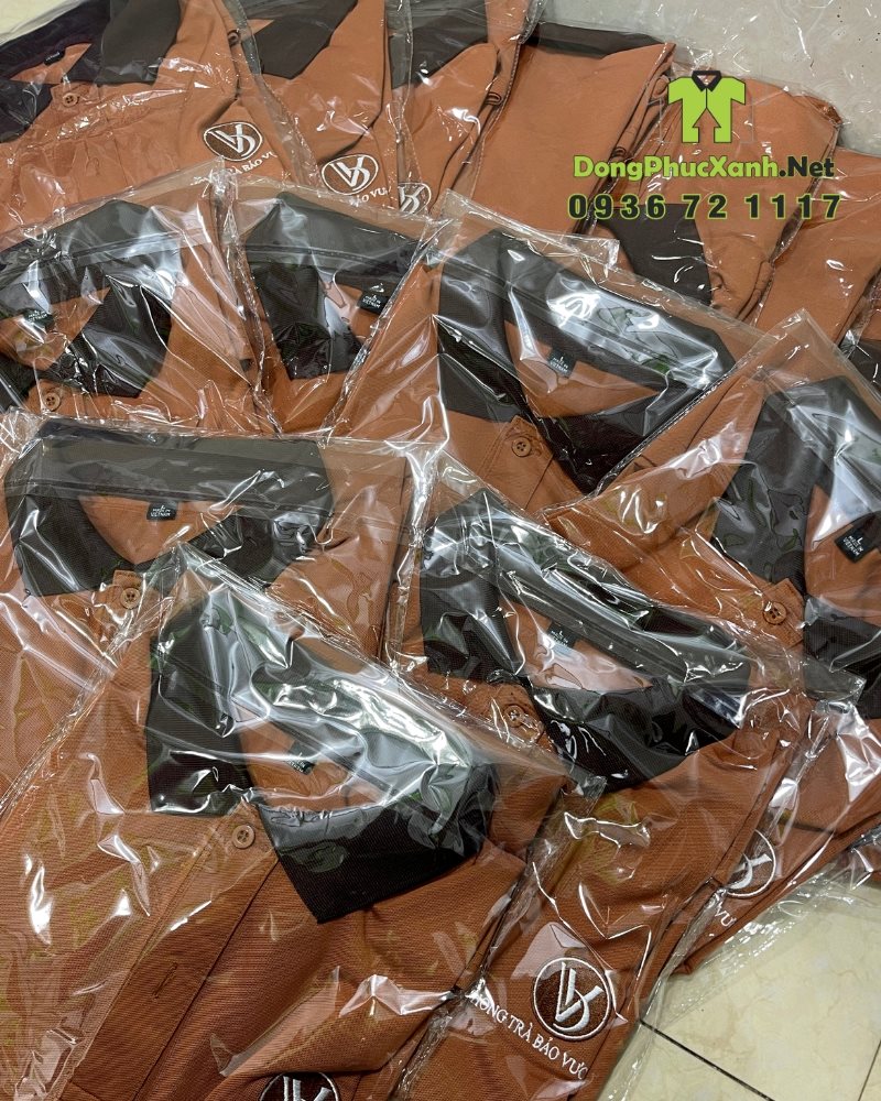 Bộ đồng phục nhân viên quán trà sữa màu cacao ấm áp, in logo Hồng Trà Bảo Vương.