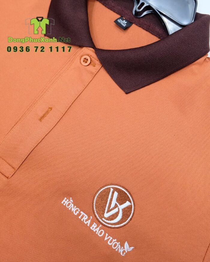 Bộ đồng phục nhân viên quán trà sữa màu cacao ấm áp, in logo Hồng Trà Bảo Vương.