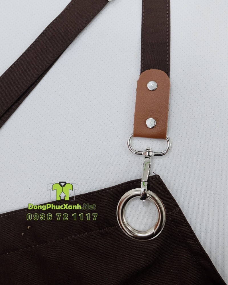 Bộ đồng phục nhân viên quán trà sữa màu cacao ấm áp, in logo Hồng Trà Bảo Vương.