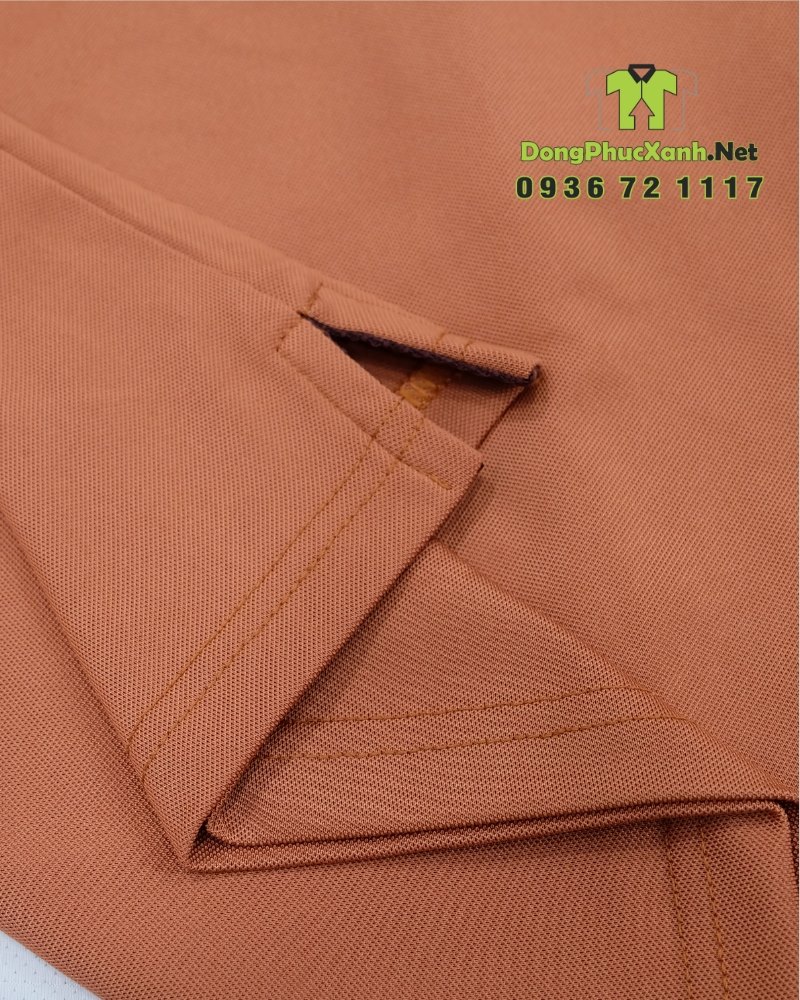 Bộ đồng phục nhân viên quán trà sữa màu cacao ấm áp, in logo Hồng Trà Bảo Vương.