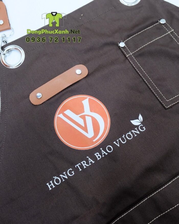 Bộ đồng phục nhân viên quán trà sữa màu cacao ấm áp, in logo Hồng Trà Bảo Vương.