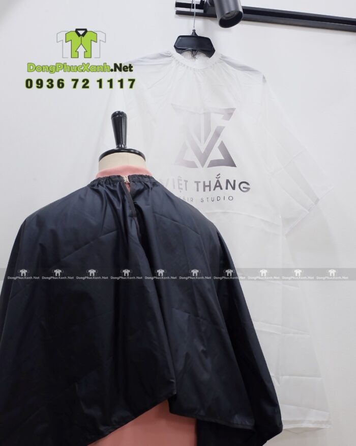 Áo choàng cắt tóc với hai màu màu đen và trắng dành cho Salon tóc, in logo Việt Thắng Hair Studio.