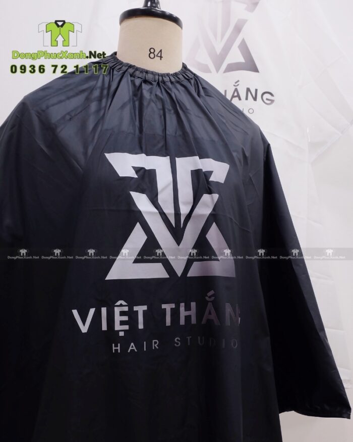 Áo choàng cắt tóc với hai màu màu đen và trắng dành cho Salon tóc, in logo Việt Thắng Hair Studio.