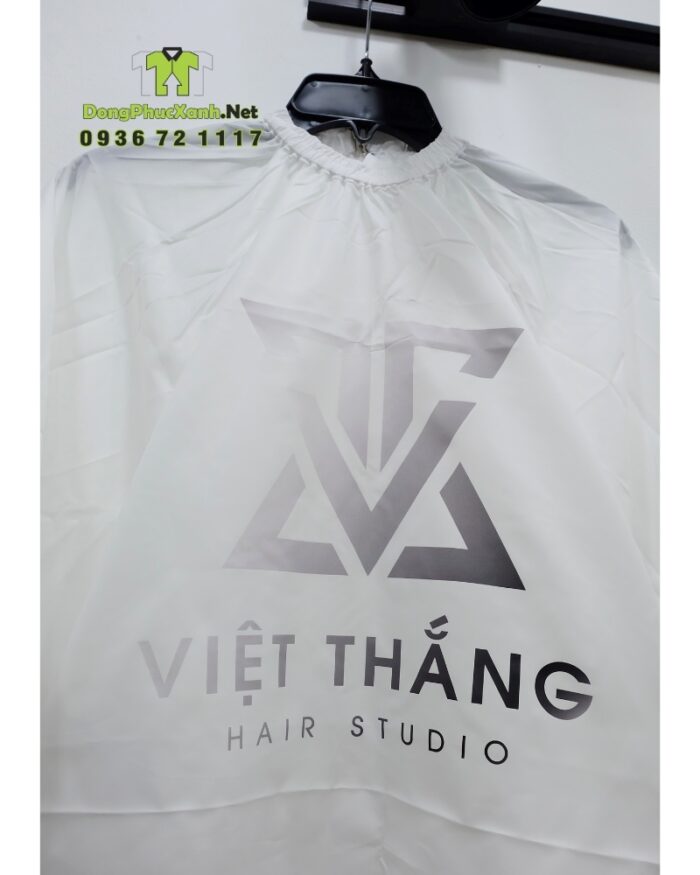 Áo choàng cắt tóc với hai màu màu đen và trắng dành cho Salon tóc, in logo Việt Thắng Hair Studio.