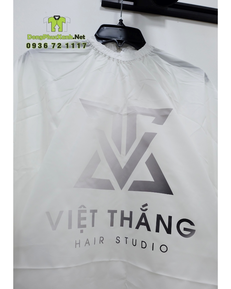 Áo choàng cắt tóc dành cho Salon tóc in logo Việt Thắng Hair Studio. Áo choàng cắt tóc với hai màu màu đen và trắng dành cho Salon tóc, in logo Việt Thắng Hair Studio.