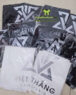 Áo choàng cắt tóc với hai màu màu đen và trắng dành cho Salon tóc, in logo Việt Thắng Hair Studio.