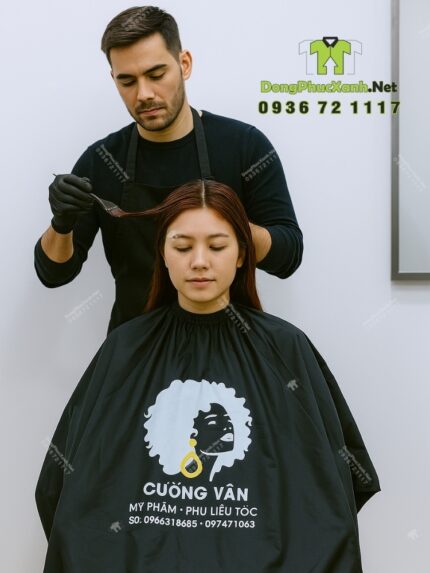 Áo choàng cắt tóc màu đen cho salon, tiệm tóc, in logo Cường Vân.